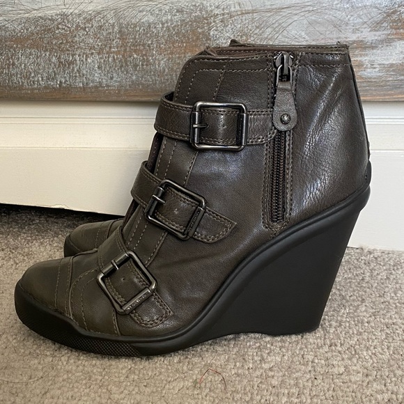 Vera Wang Simply Vera Brown Big Buckle Wedges - Picture 4 of 9